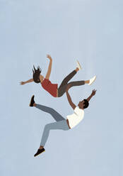 Paar fällt in der Luft gegen blauen Himmel - FSIF06965