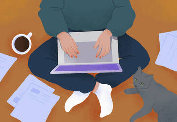 Blick von oben Frau mit Katze mit Laptop auf dem Boden mit Kaffee und Papierkram - FSIF06989