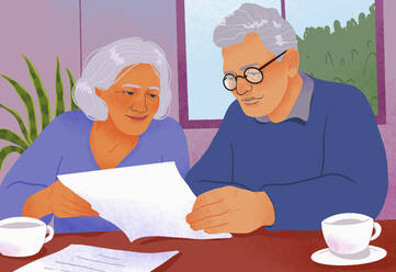 Älteres Ehepaar bezahlt Rechnungen und prüft Papierkram zu Hause - FSIF06992