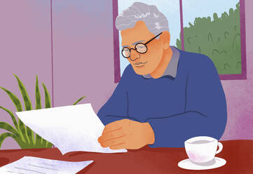 Älterer Mann mit Tee bei der Durchsicht von Papierkram am Tisch zu Hause - FSIF07010