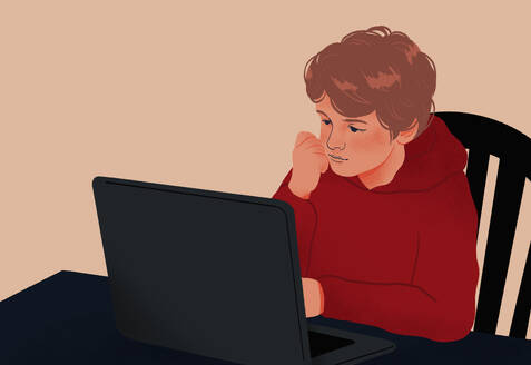 Junge macht Hausaufgaben, benutzt Laptop am Esstisch - FSIF07011