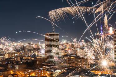 Der Nachthimmel über Tiflis wird von einem intensiven Feuerwerk erhellt, das die Stadtlandschaft unter sich in ein helles Licht taucht - ADSF52770