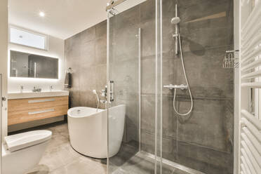 Ein elegantes und modernes Badezimmer mit einer begehbaren Dusche, einem wandmontierten Waschbecken und minimalistischem Design. - ADSF52912