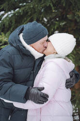 Zärtliches reifes Paar, das sich im Winter küsst - OLRF00162