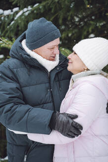 Romantisches Paar verbringt seine Freizeit im Winter - OLRF00163