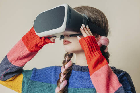 Woman wearing virtual reality simulators near wall - VSNF01635