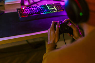 Gaming-Influencer spielt Videospiele mit Controller zu Hause - EGHF00835