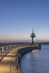 Deutschland, Schleswig-Holstein, Lübeck, Klarer Himmel über Travemünde Leuchtturm in der Morgendämmerung - KEBF02829