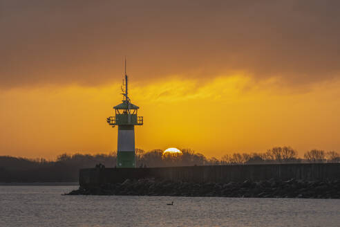 Deutschland, Schleswig-Holstein, Lübeck, Travemünder Leuchtturm bei Sonnenaufgang - KEBF02830