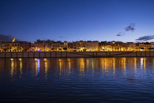 Spanien, Andalusien, Sevilla, Uferpromenade im Stadtteil Triana in der Abenddämmerung - ABOF00959