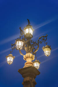 Spanien, Andalusien, Sevilla, Fuente Farola Straßenbeleuchtung bei Nacht - ABOF00961