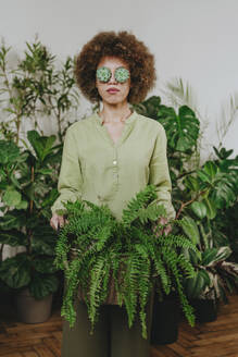 Frau mit Echeveria-Brille in der Nähe von Pflanzen - YTF01818