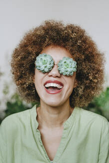 Fröhliche Frau mit Echeveria-Blüten-Brille - YTF01821