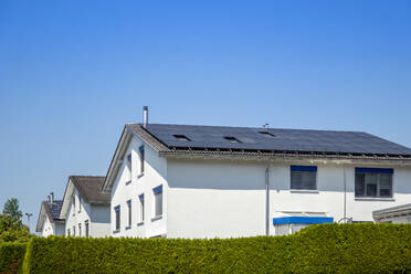 Schweiz, Kanton St. Gallen, Gommiswald, Hausdach mit Sonnenkollektoren bedeckt - MAMF02916