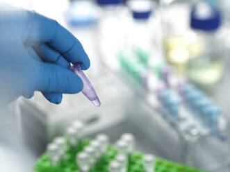 Hände eines Wissenschaftlers halten eine chemische Formel in einem Eppendorf-Röhrchen im Labor - ABRF01158