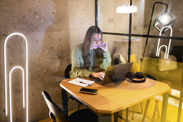 Reife Geschäftsfrau arbeitet am Laptop im Büro - WPEF08436