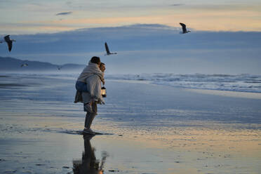 Junges Paar verbringt gemütlichen Sonnenuntergang am Strand - ANNF00909