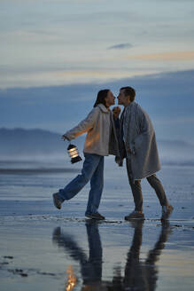 Zärtliches Paar tanzt zusammen am Strand - ANNF00917
