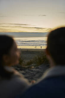 Junges Paar betrachtet das wogende Meer am Strand - ANNF00932