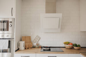 Moderne Küche mit Geräten zu Hause - EBBF08777
