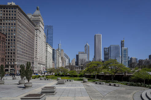 USA, Illinois, Chicago, Gepflasterter Platz im Sommer - NGF00836