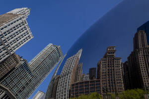 USA, Illinois, Chicago, Cloud Gate-Skulptur, in der sich die umliegenden Wolkenkratzer spiegeln - NGF00839