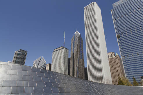 USA, Illinois, Chicago, Wolkenkratzer rund um den Millennium Park - NGF00840