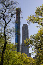 USA, New York State, New York City, Hohe Wolkenkratzer vom Central Park aus gesehen - NGF00848