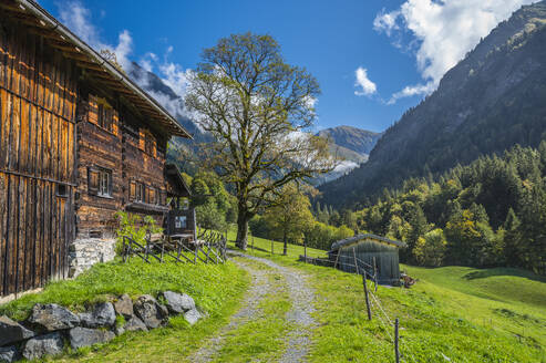 Deutschland, Bayern, Oberstdorf, Berghütte mit bewaldetem Tal im Hintergrund - MHF00766