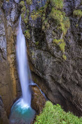 Deutschland, Bayern, Oberstdorf, Langzeitbelichtung des Holltobel Wasserfalls - MHF00767