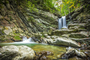 Deutschland, Bayern, Oberstdorf, Langzeitbelichtung eines kleinen Waldwasserfalls - MHF00769