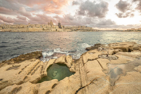 Malta, South Eastern Region, Sliema, Tigne Point peninsula at cloudy dusk - FPF00248