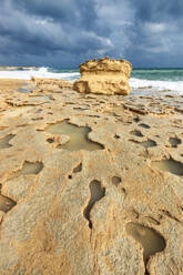 Malta, Südöstliche Region, Marsaxlokk, St. Peters Pool bei bewölktem Wetter - FPF00249