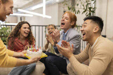 Fröhliche Geschäftskollegen feiern Geburtstag im Büro - JCCMF11356