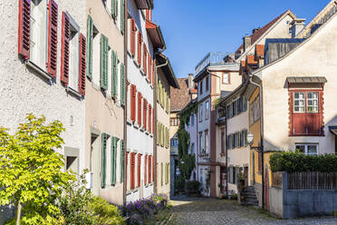 Österreich, Vorarlberg, Bregenz, Altstadtgässchen im Frühling - WDF07525