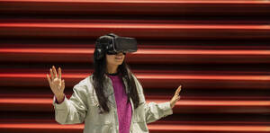 Glückliche junge Frau gestikuliert mit Virtual-Reality-Simulatoren - JCCMF11412