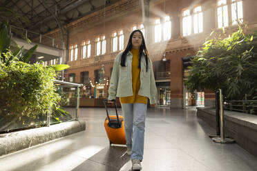 Junge Frau mit Koffer auf dem Bahnhof - JCCMF11463
