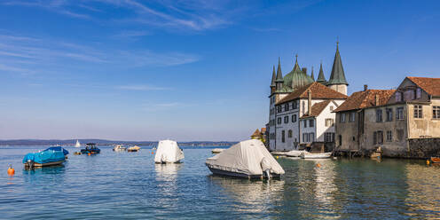 Schweiz, Thurgau, Steckborn, Boote schwimmen am Rande der Stadt auf dem Bodensee - WDF07532