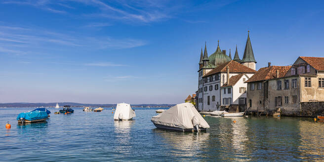 Schweiz, Thurgau, Steckborn, Boote schwimmen am Rande der Stadt auf dem Bodensee - WDF07532