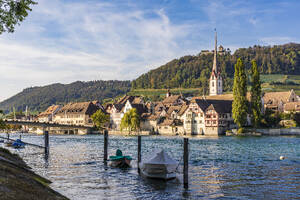 Schweiz, Schaffhausen, Stein am Rhein, Boote vor der Stadt am Rhein festgemacht - WDF07533