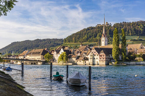 Schweiz, Schaffhausen, Stein am Rhein, Boote vor der Stadt am Rhein festgemacht - WDF07533