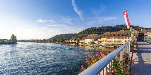 Schweiz, Schaffhausen, Stein am Rhein, Blick von der Brücke über den Rhein - WDF07534