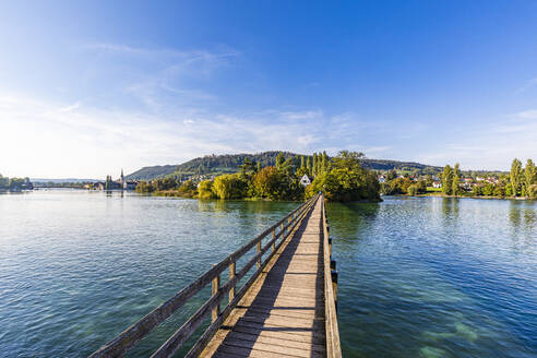 Schweiz, Thurgau, Eschenz, Holzbrücke, die zum Kloster Werd führt - WDF07537