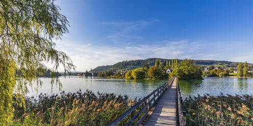 Schweiz, Thurgau, Eschenz, Holzbrücke, die zum Kloster Werd führt - WDF07538