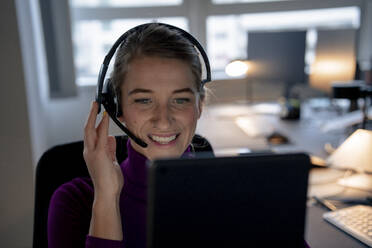 Zufriedener Kundenbetreuer mit Headset und Gespräch im Büro - JOSEF23534