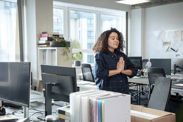 Geschäftsfrau praktiziert Yoga im Büro - JOSEF23565