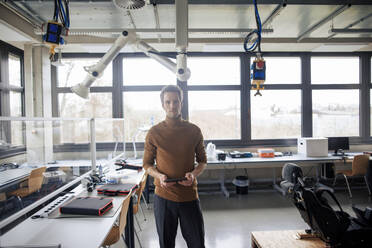 Selbstbewusster Ingenieur mit Tablet-PC in der Werkstatt - JOSEF23605