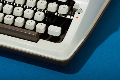 Retro-Schreibmaschine vor blauem Hintergrund - RDTF00014