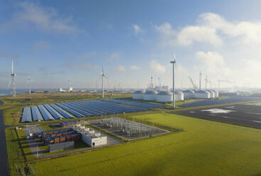 Niederlande, Provinz Groningen, Eemshaven, Luftaufnahme von Solar- und Windparks - MKJF00027