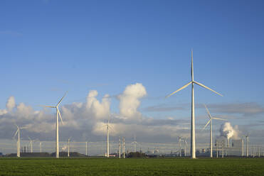 Niederlande, Provinz Groningen, Eemshaven, Blick auf Windpark-Turbinen - MKJF00028